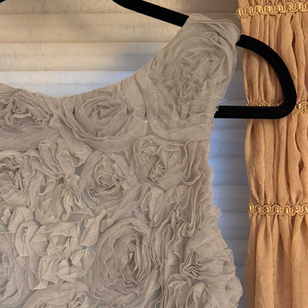 Rose Textured Mesh Shell Blouse - Picture 2 of 7